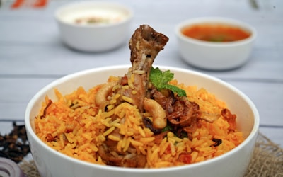 赌场轮盘游戏特写，筹码与旋转的轮盘